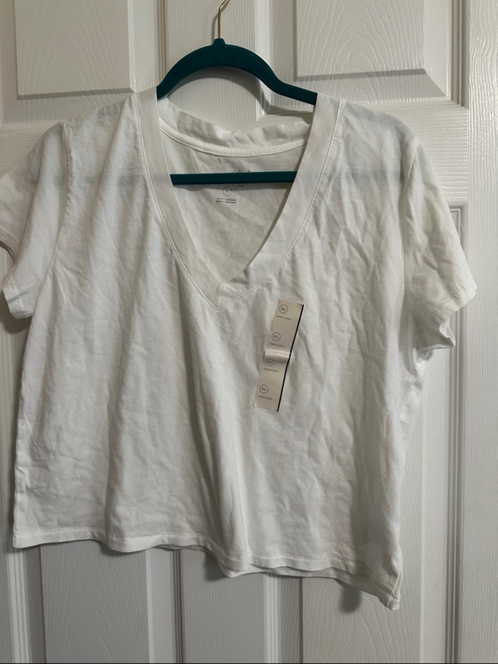 Universal Thread Women’s V-Neck Short Sleeve Tee - White NWT XL - Picture 1 of 2